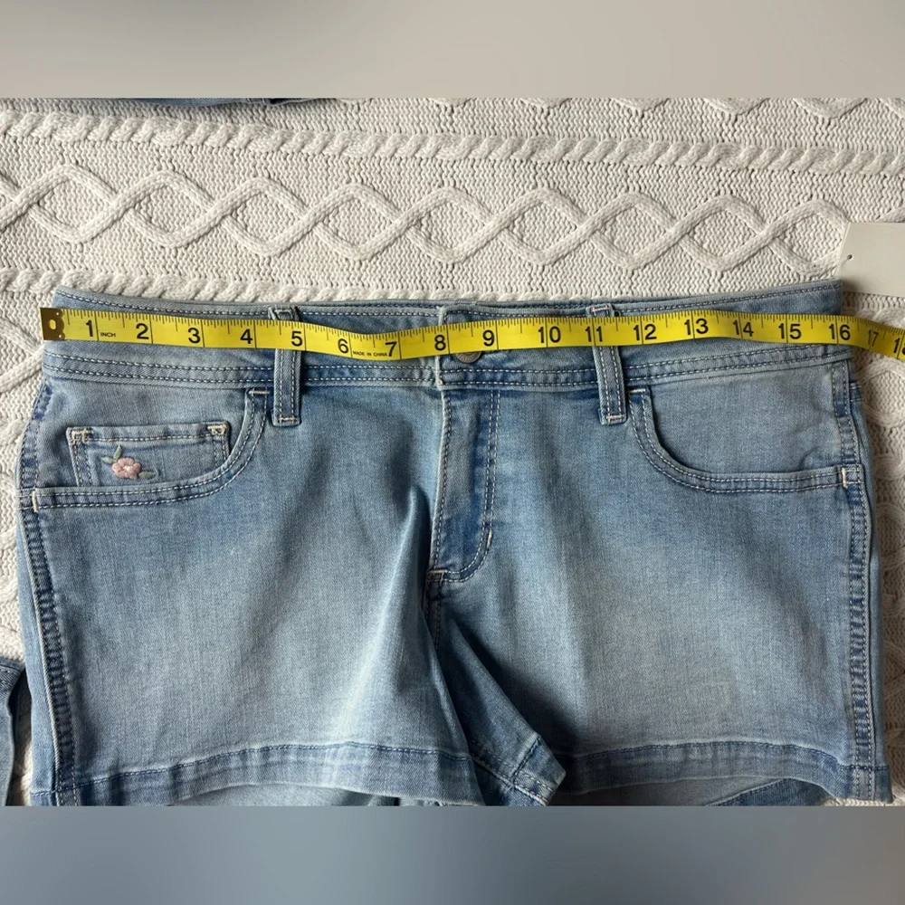 Hollister Women's Light Wash Floral Embroidered Shortie Jean Shorts Size 10 - Picture 6 of 14